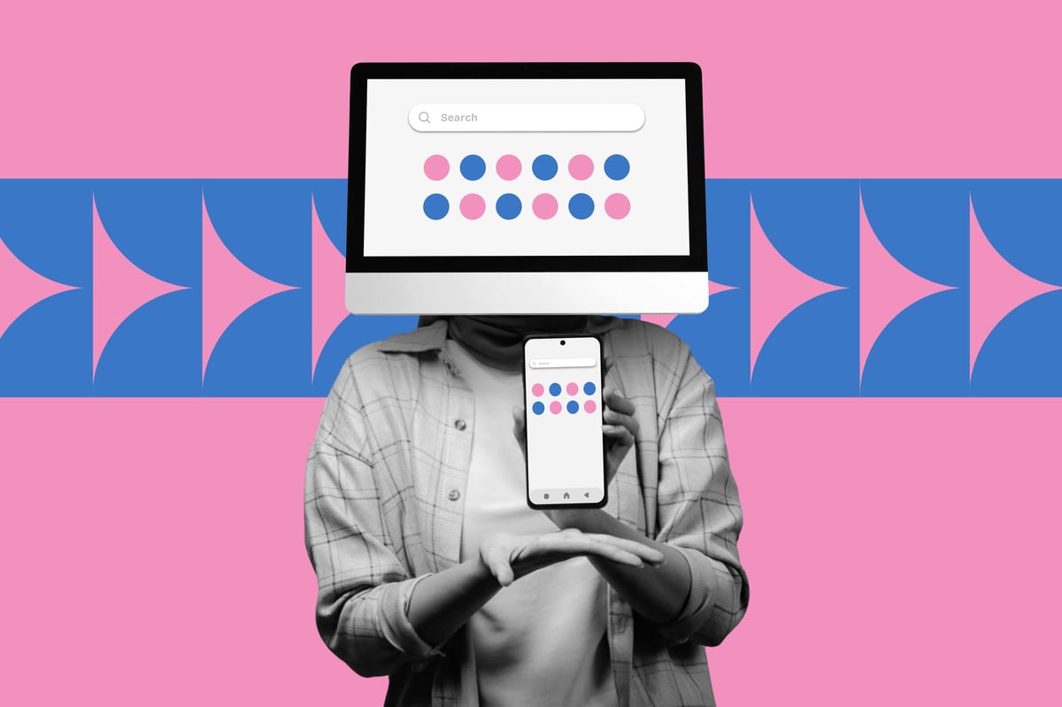 Webontwikkelaar werkt aan user interface design met wireframes op desktop en smartphone