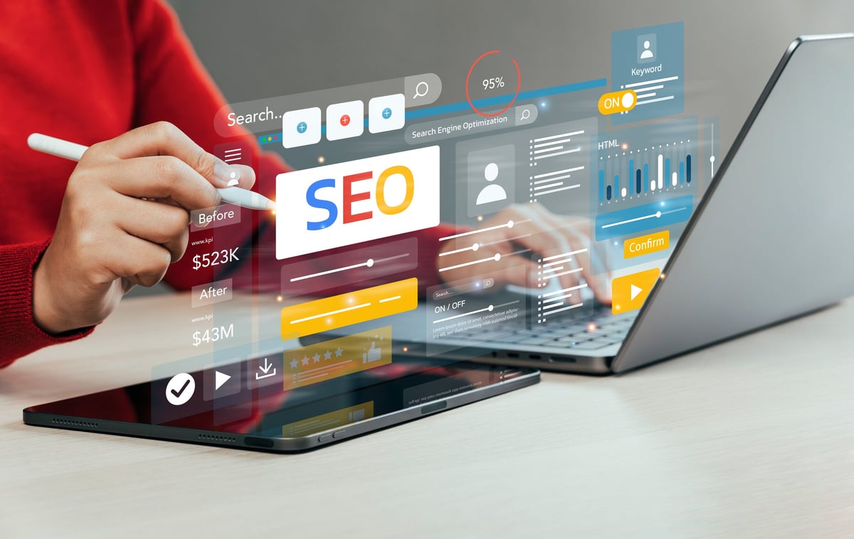 Zakenman optimaliseert website voor zoekmachineoptimalisatie en websitetraffic