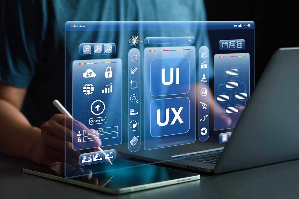 UI/UX design en development concepten met virtuele schermen die code en data tonen