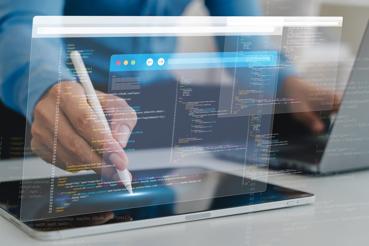 Programmeur werkt op een tablet aan code, softwareontwikkeling en web development