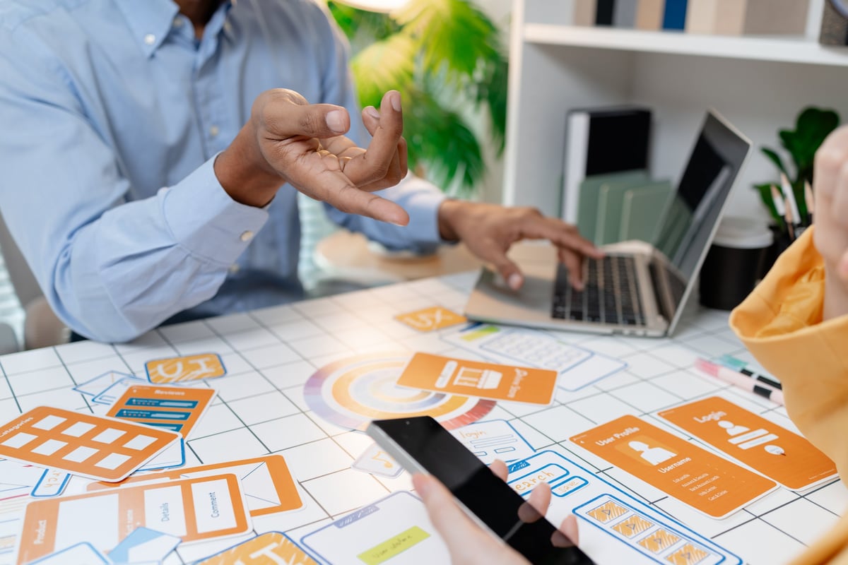 UX designer presenteert wireframes en interface layouts tijdens een design workshop